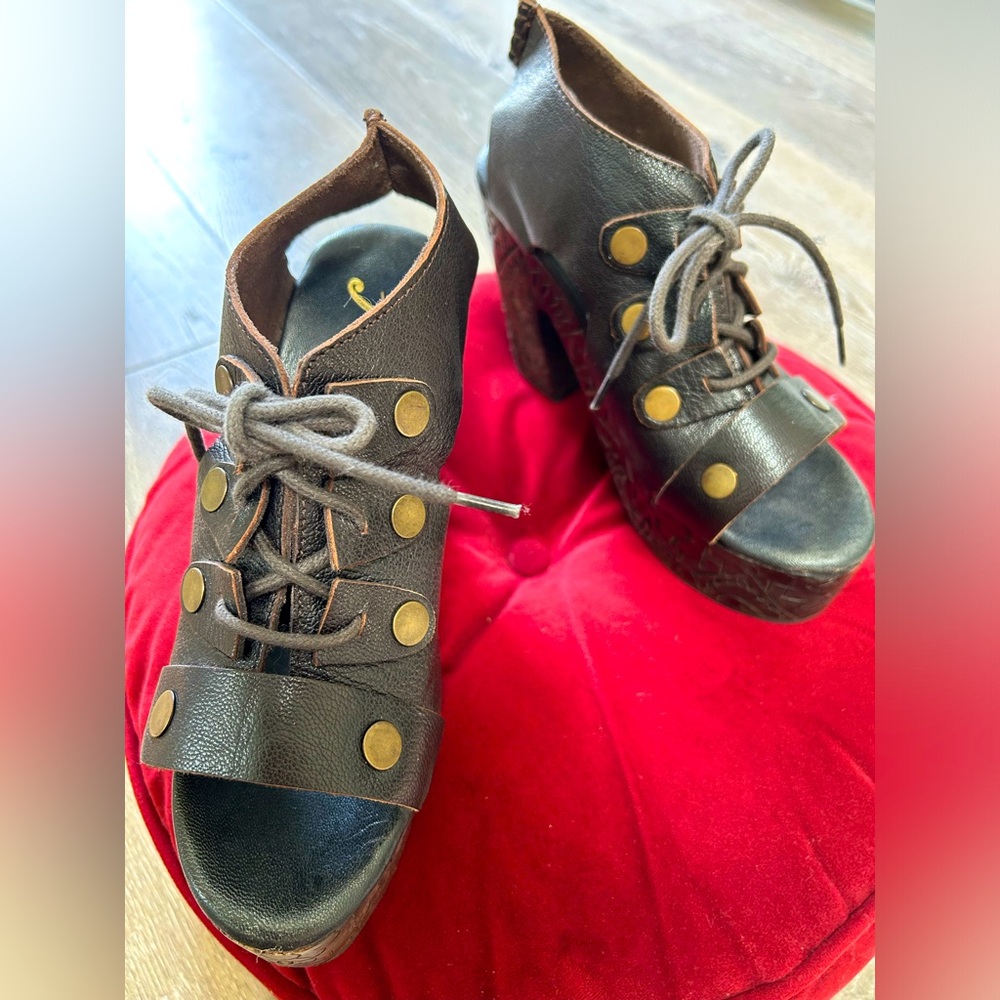 Like New✨Retro Style Free People Hand Carved accented Platform Shoes.